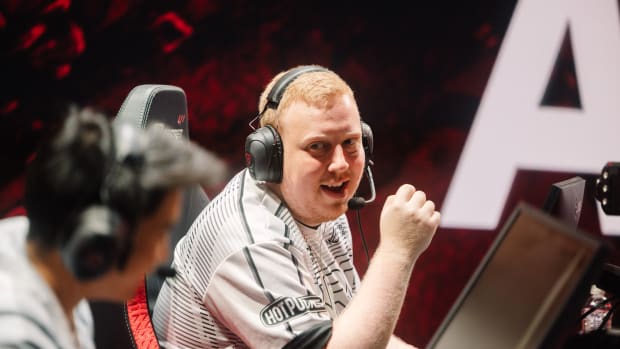 NRG ardiis talks to teammate